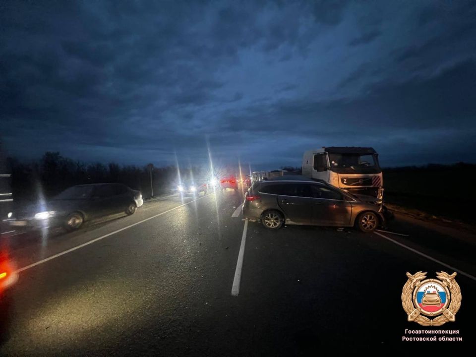 Сотрудники полиции устанавливают обстоятельства ДТП с шестью пострадавшими