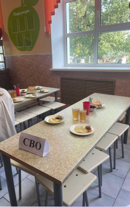 В школе Азова (на всякий случай уточним — города в Ростовской области) детей — получателей бесплатных обедов демонстративно разделили на две категории : кого-то в малоимущие, кого-то в СВО (подразумевается участие родителей...