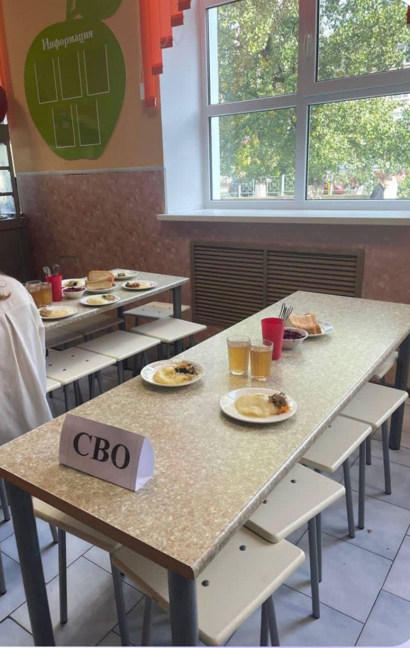 В школе Азова (на всякий случай уточним — города в Ростовской области) детей — получателей бесплатных обедов демонстративно разделили на две категории : кого-то в малоимущие, кого-то в СВО (подразумевается участие родителей...