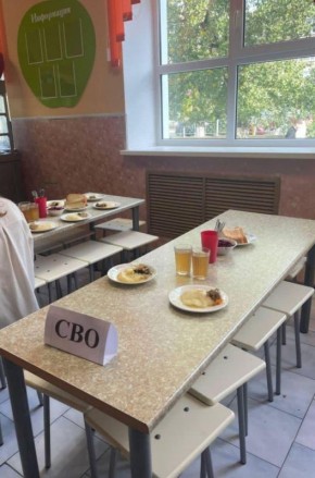 В столовой одной из школ Азова (Ростовская область) заметили таблички «СВО» и «малоимущие»