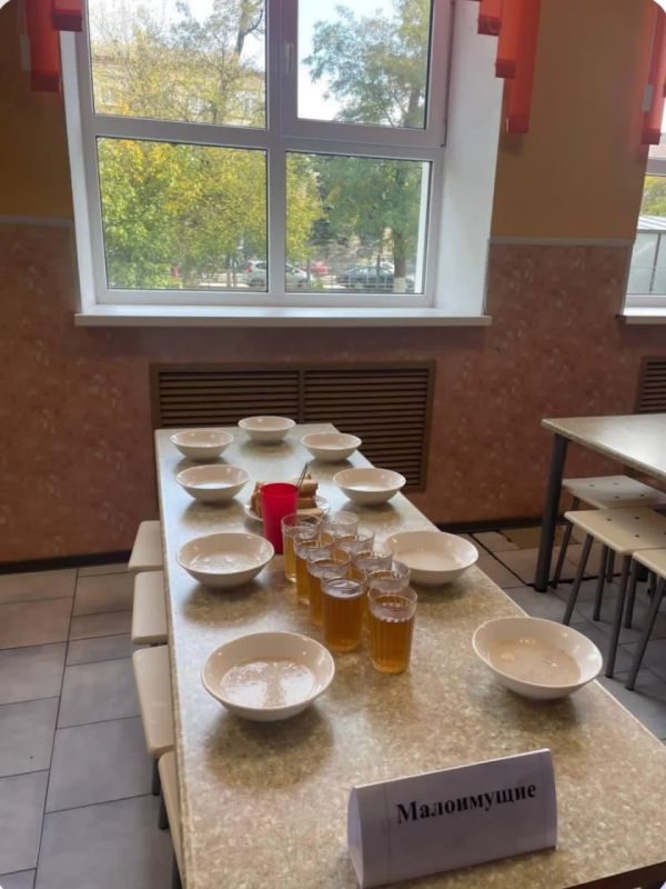 Руководство азовской школы устроило дискриминацию в столовой и разделило детей на "малоимущих" и "СВО"