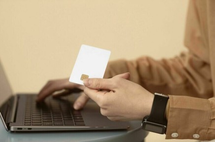 Новые правила: депутат требует снизить банковские комиссии при переводах между юрлицами и физлицами