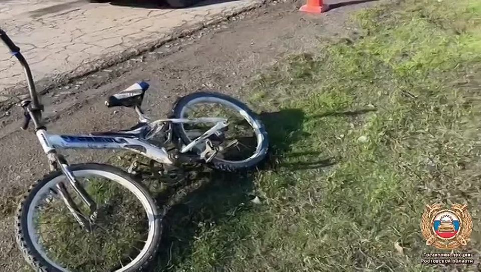 Сотрудники полиции устанавливают обстоятельства дорожно-транспортного происшествия с пострадавшим несовершеннолетним велосипедистом