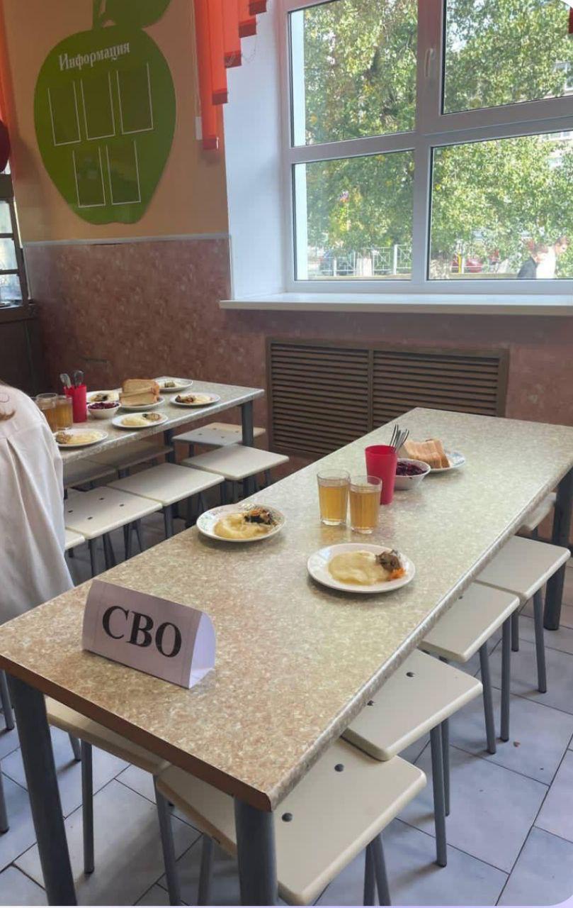 В сети разошлись фото из школьной столовой, где столы поделены на категории: для малоимущих и детей участников СВО В сети разошлись фото из школьной столовой, где столы поделены на категории: для малоимущих и детей участников СВО