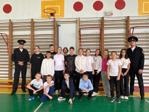 Сотрудники ростовской полиции провели мастер-класс по самообороне для учащихся полицейского класса