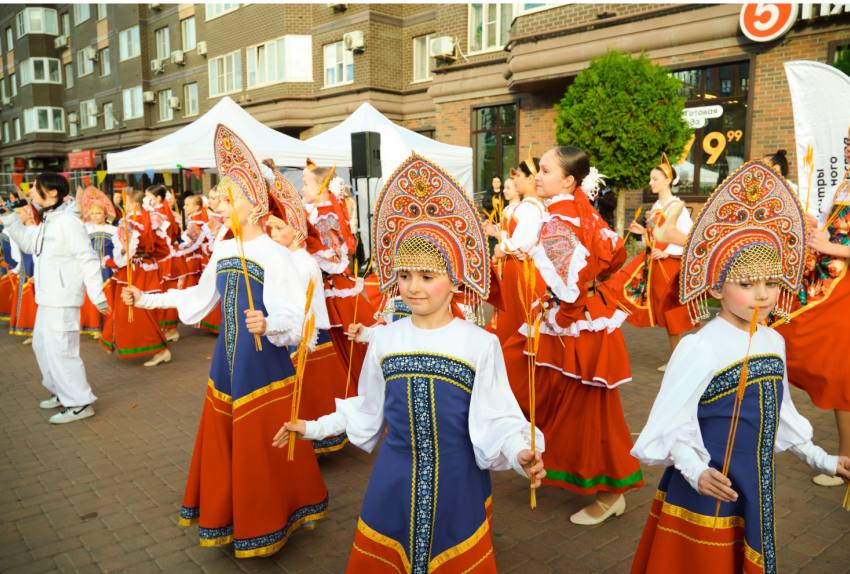 В магазинах «Пятёрочка» ростовчане погружались в мир слепых, учились медпомощи и готовили пряники для дома престарелых