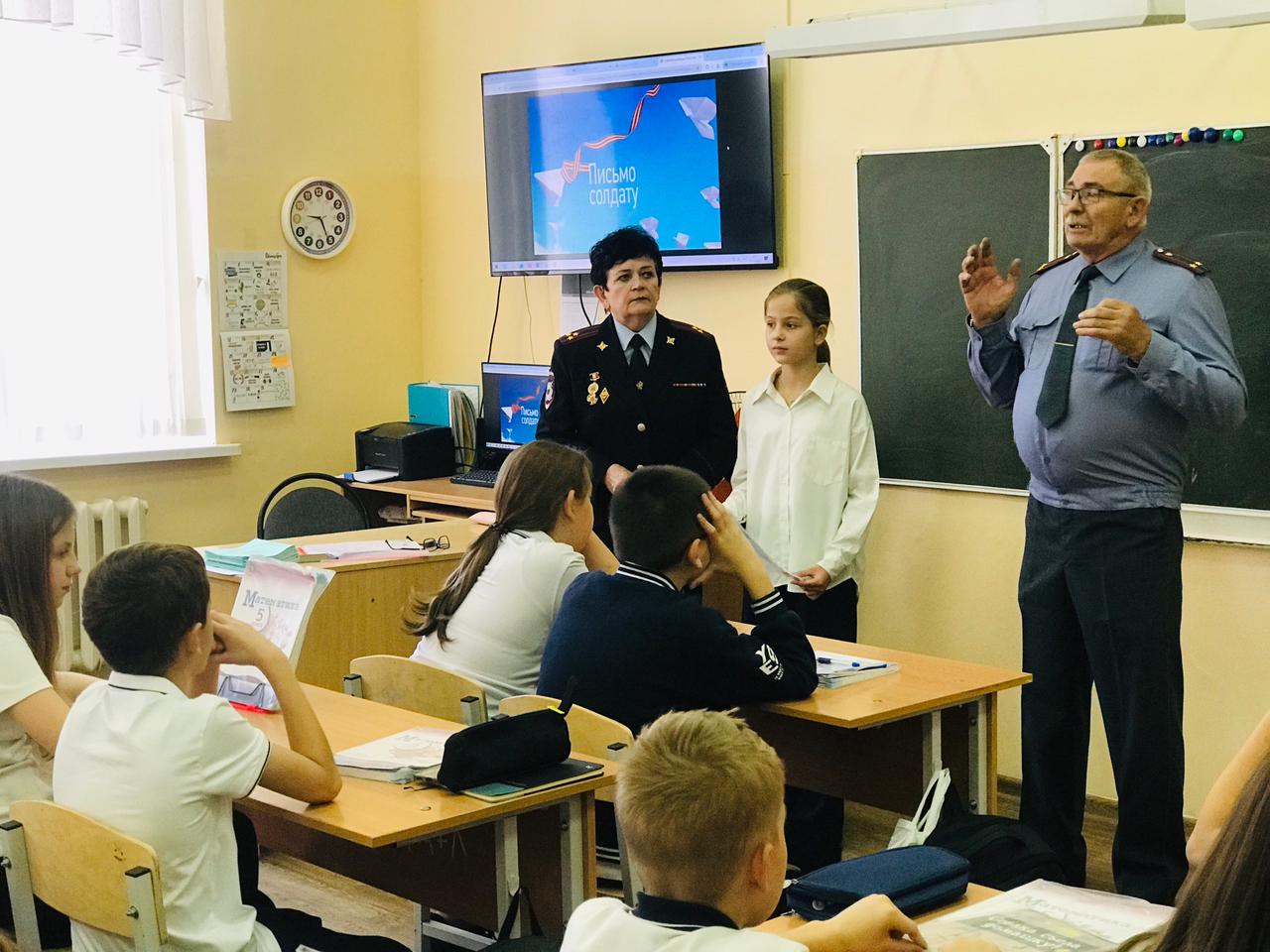 В Новочеркасске ветераны МВД и общественники провели беседу с учащимися «полицейского класса» В Новочеркасске ветераны МВД и общественники провели беседу с учащимися «полицейского класса»