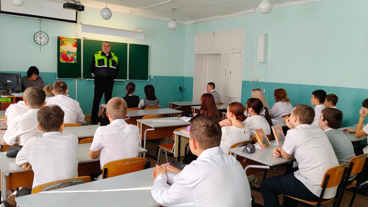 Сотрудники Госавтоинспекции провели профилактическую беседу о соблюдении правил дорожного движения в «полицейском» классе Сотрудники Госавтоинспекции провели профилактическую беседу о соблюдении правил дорожного движения в «полицейском» классе