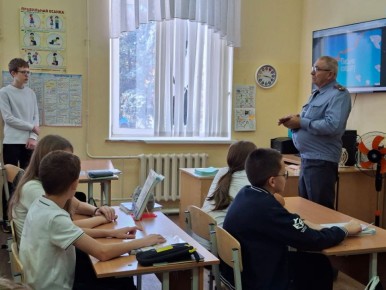 В Новочеркасске ветераны МВД и общественники провели беседу с учащимися «полицейского класса»