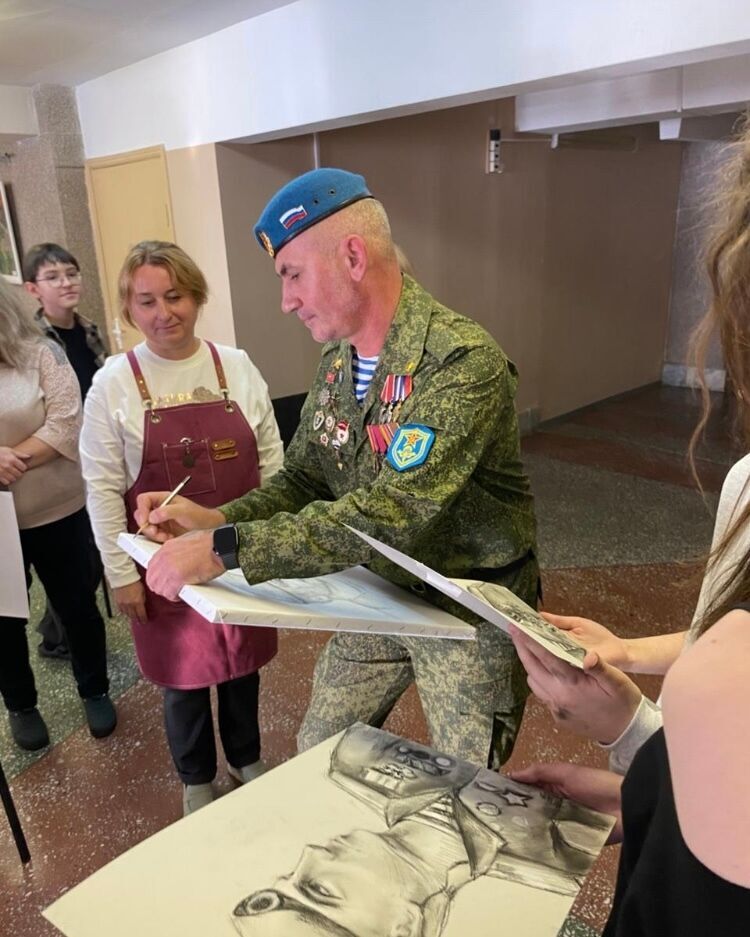 В первый день осенних каникул Детская художественная школа города Волгодонска приняла участие во Всероссийской акции «Портрет героя» В первый день осенних каникул Детская художественная школа города Волгодонска приняла участие во Всероссийской акции «Портрет героя»