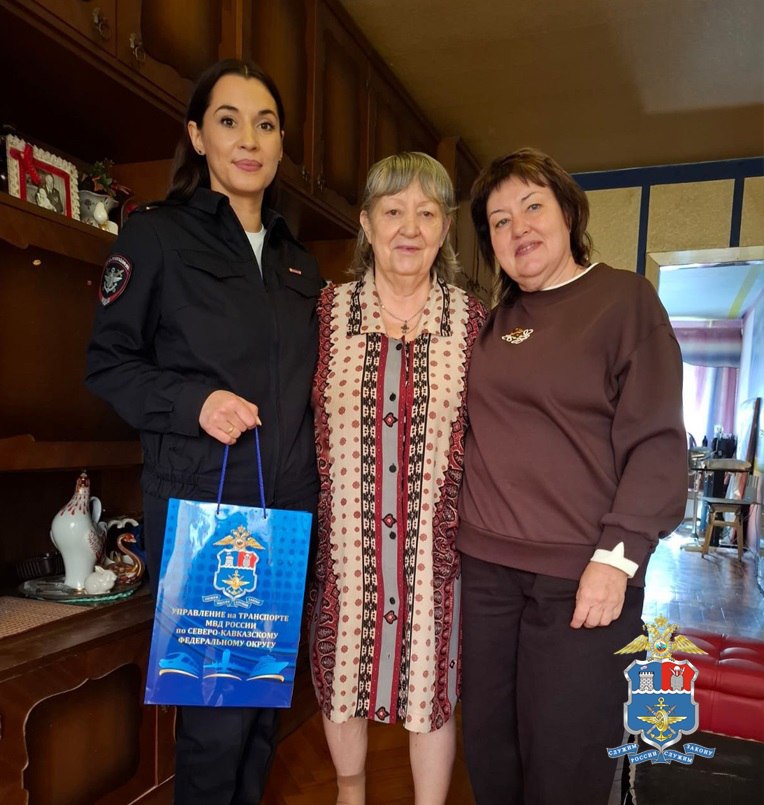 В преддверии Дня сотрудника органов внутренних дел транспортные полицейские навестили семью ветерана