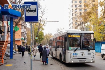 Молодого человека избили на остановке в Ростове