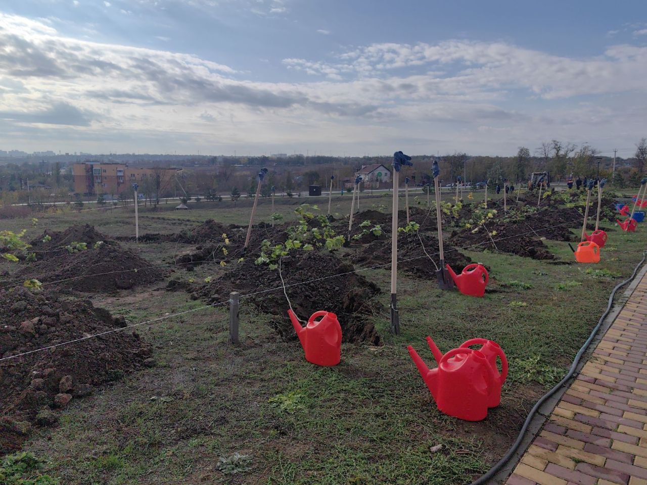 Знаете, что общего у борьбы с пожарами и посадкой деревьев? И то, и другое — забота о будущем! Знаете, что общего у борьбы с пожарами и посадкой деревьев? И то, и другое — забота о будущем!
