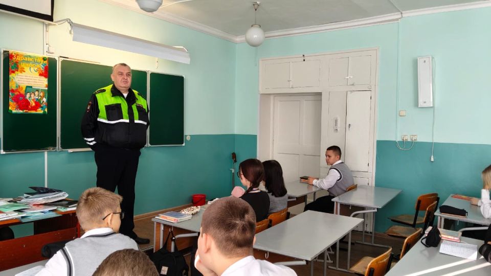 Сотрудники Госавтоинспекции провели профилактическую беседу о соблюдении правил дорожного движения в «полицейском» классе
