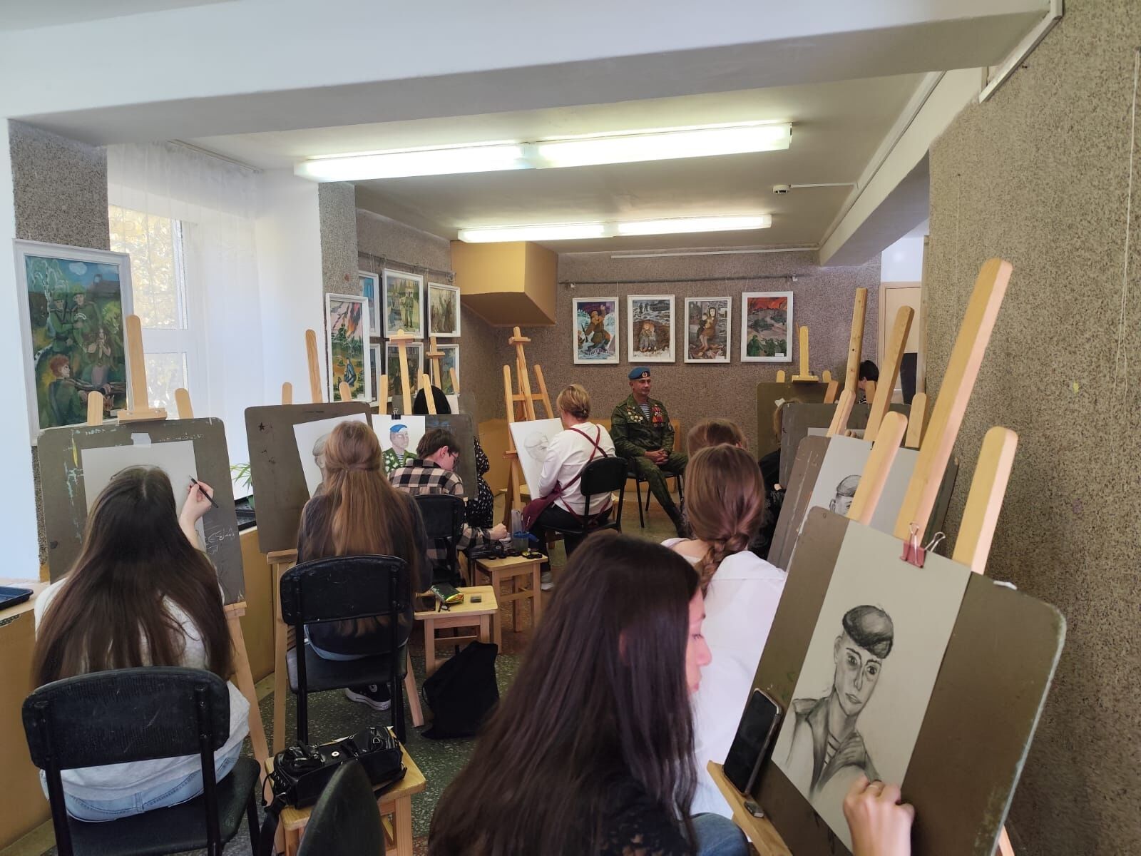 В первый день осенних каникул Детская художественная школа города Волгодонска приняла участие во Всероссийской акции «Портрет героя» В первый день осенних каникул Детская художественная школа города Волгодонска приняла участие во Всероссийской акции «Портрет героя»