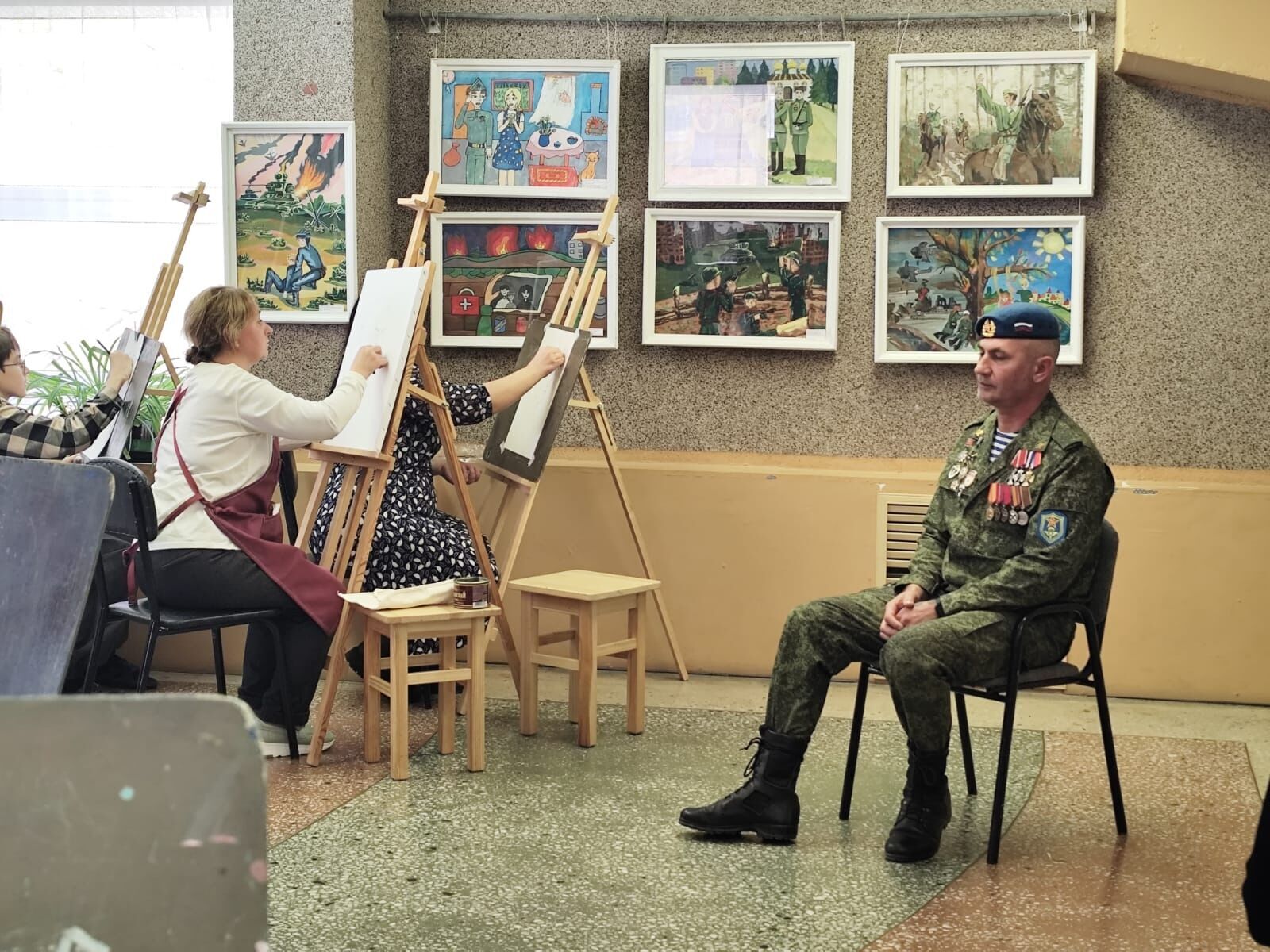 В первый день осенних каникул Детская художественная школа города Волгодонска приняла участие во Всероссийской акции «Портрет героя» В первый день осенних каникул Детская художественная школа города Волгодонска приняла участие во Всероссийской акции «Портрет героя»