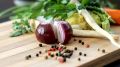 Так маринуют лук опытные шеф-повара: секрет в копеечном продукте