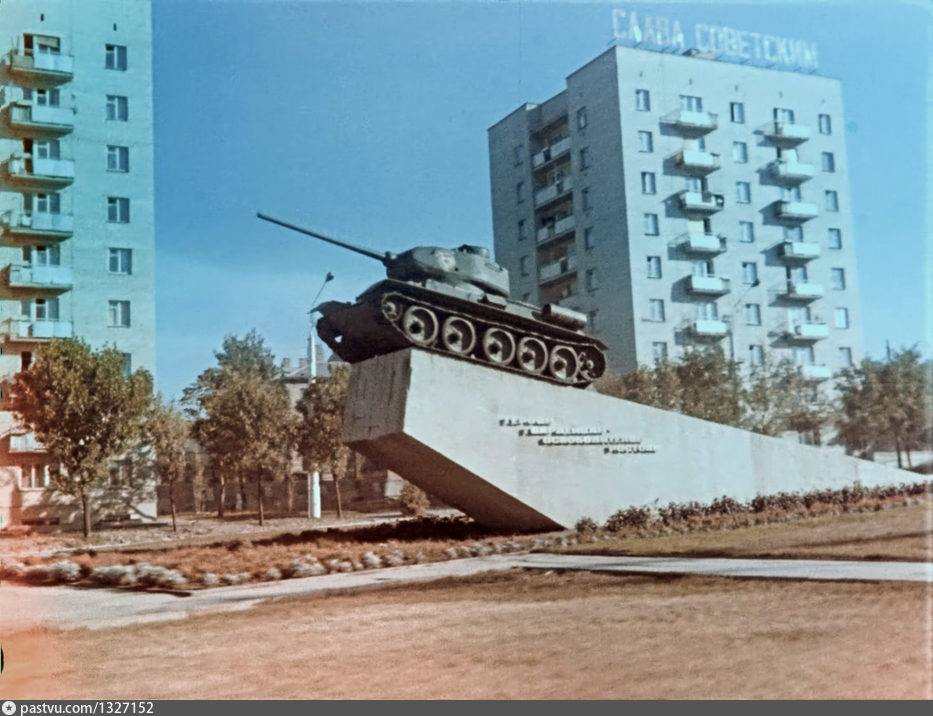Историческое фото дня: Гвардейская площадь, 1972 год