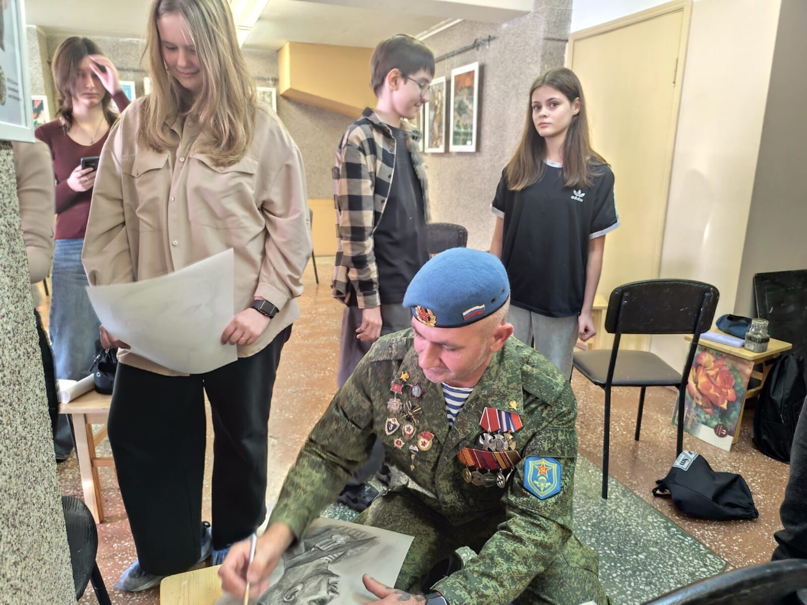 В первый день осенних каникул Детская художественная школа города Волгодонска приняла участие во Всероссийской акции «Портрет героя» В первый день осенних каникул Детская художественная школа города Волгодонска приняла участие во Всероссийской акции «Портрет героя»