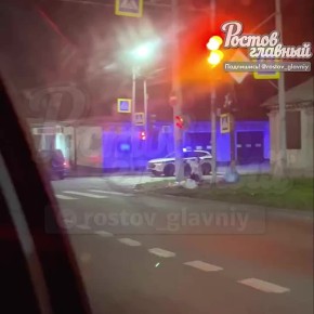 Ночью в Ростове в районе Каменки иномарка влетела в машину реанимации, и та перевернулась
