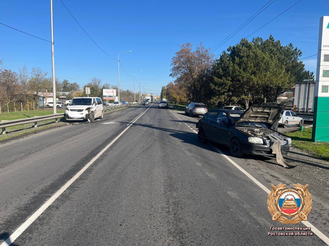 Сотрудники полиции устанавливают обстоятельства ДТП в Азове