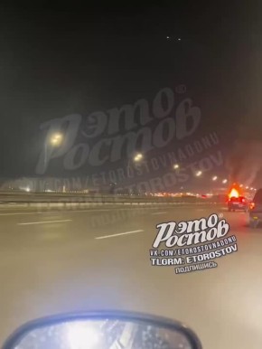 На Ворошиловском мосту столкнулись два грузовика, один из них перевернулся и загорелся