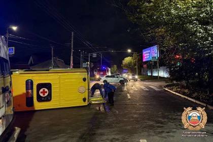 В Ростове перевернулась скорая помощь после ДТП с иномаркой, трое пострадали