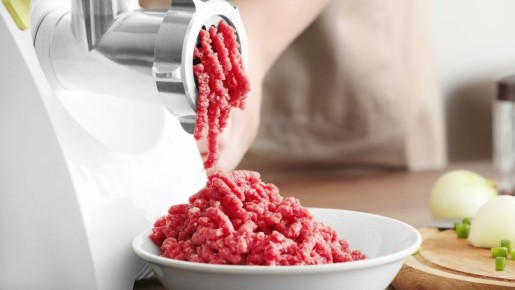 Готовый фарш сам вылетит из мясорубки: вот как быстро измельчить свинину и курицу