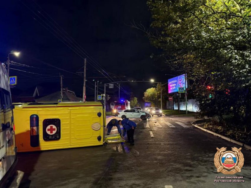 В ДТП с участием машины скорой помощи пострадали трое в Ростове