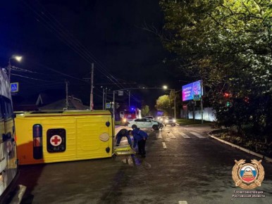 Карета скорой медпомощи опрокинулась в результате аварии на улице Немировича-Данченко в Ростове, сообщили в Госавтоинспекции по региону