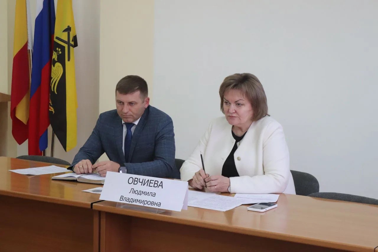 Сегодня в формате видеоконференции под председательством заместителя губернатора Ростовской области Владимира Ревенко обсудили вопросы реконструкции стадиона "Шахтер": темпы работы подрядной организации ГК "Альянс", освоение... Сегодня в формате видеоконференции под председательством заместителя губернатора Ростовской области Владимира Ревенко обсудили вопросы реконструкции стадиона "Шахтер": темпы работы подрядной организации ГК "Альянс", освоение...