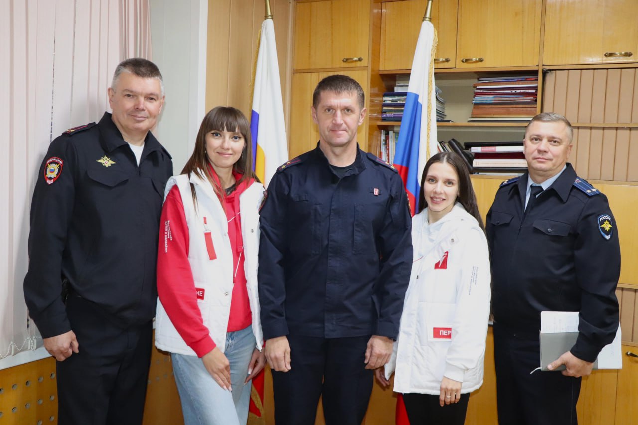 В Гуково полицейские провели экскурсию для школьников по территориальному отделу В Гуково полицейские провели экскурсию для школьников по территориальному отделу