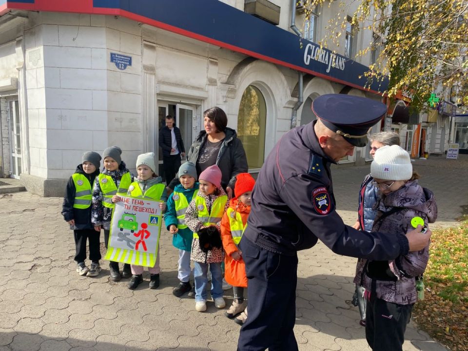 В Каменске-Шахтинском инспектор Госавтоинспекции провел акцию «Осень. Дети. Безопасность»