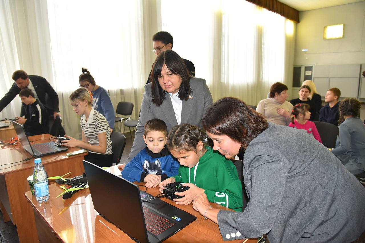 В городе Шахты на базе ДГТУ председатель комитета Законодательного Собрания Ростовской области по взаимодействию с общественными объединениями и молодежной политике Ирина Жукова и ее заместитель, депутат донского парламента...