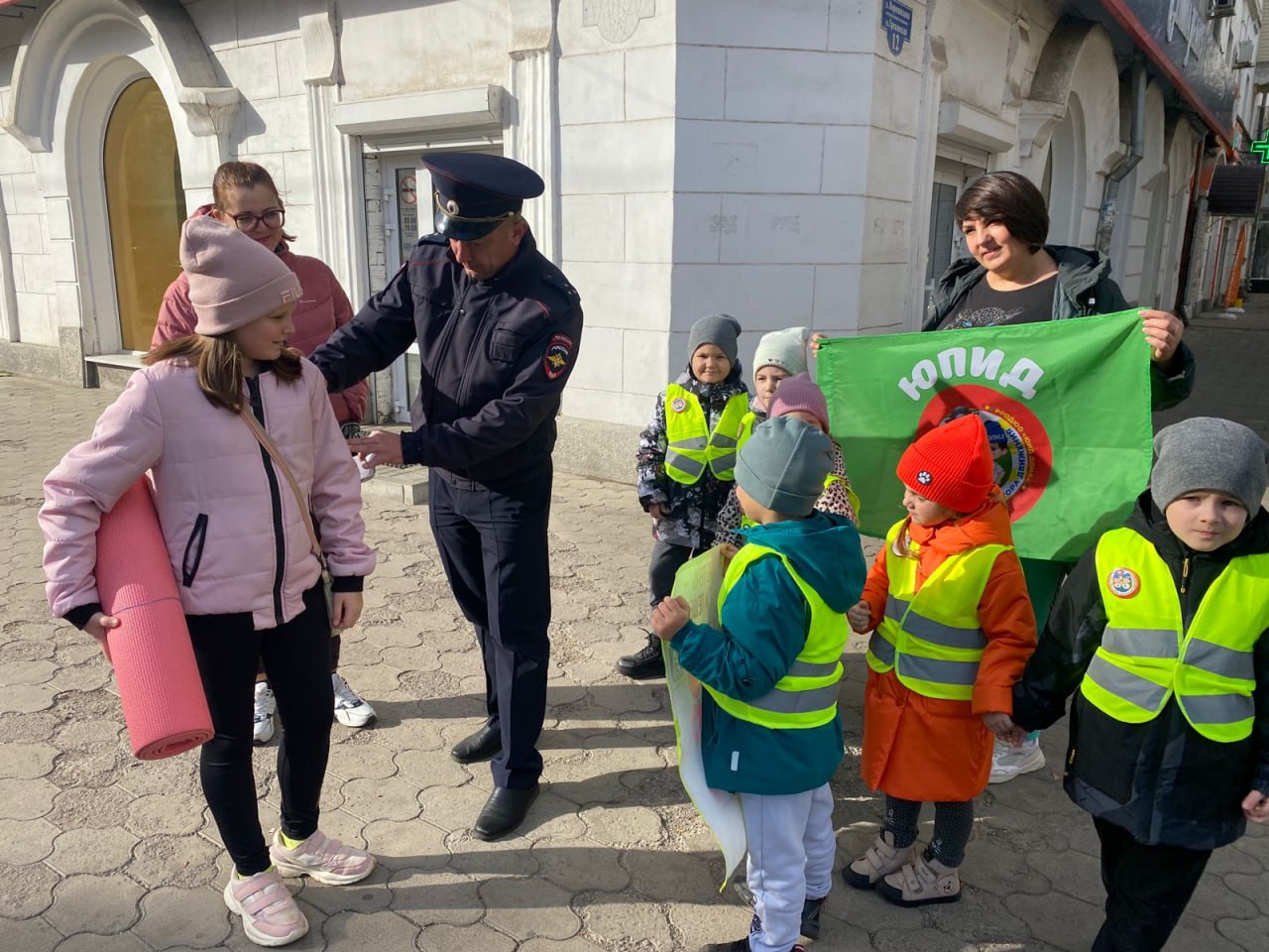 В Каменске-Шахтинском инспектор Госавтоинспекции провел акцию «Осень. Дети. Безопасность» В Каменске-Шахтинском инспектор Госавтоинспекции провел акцию «Осень. Дети. Безопасность»