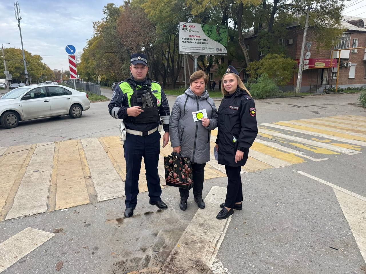 Таганрогские автоинспекторы провели акцию «ПЕШЕХОД, ЗАСВЕТИСЬ!» Таганрогские автоинспекторы провели акцию «ПЕШЕХОД, ЗАСВЕТИСЬ!»