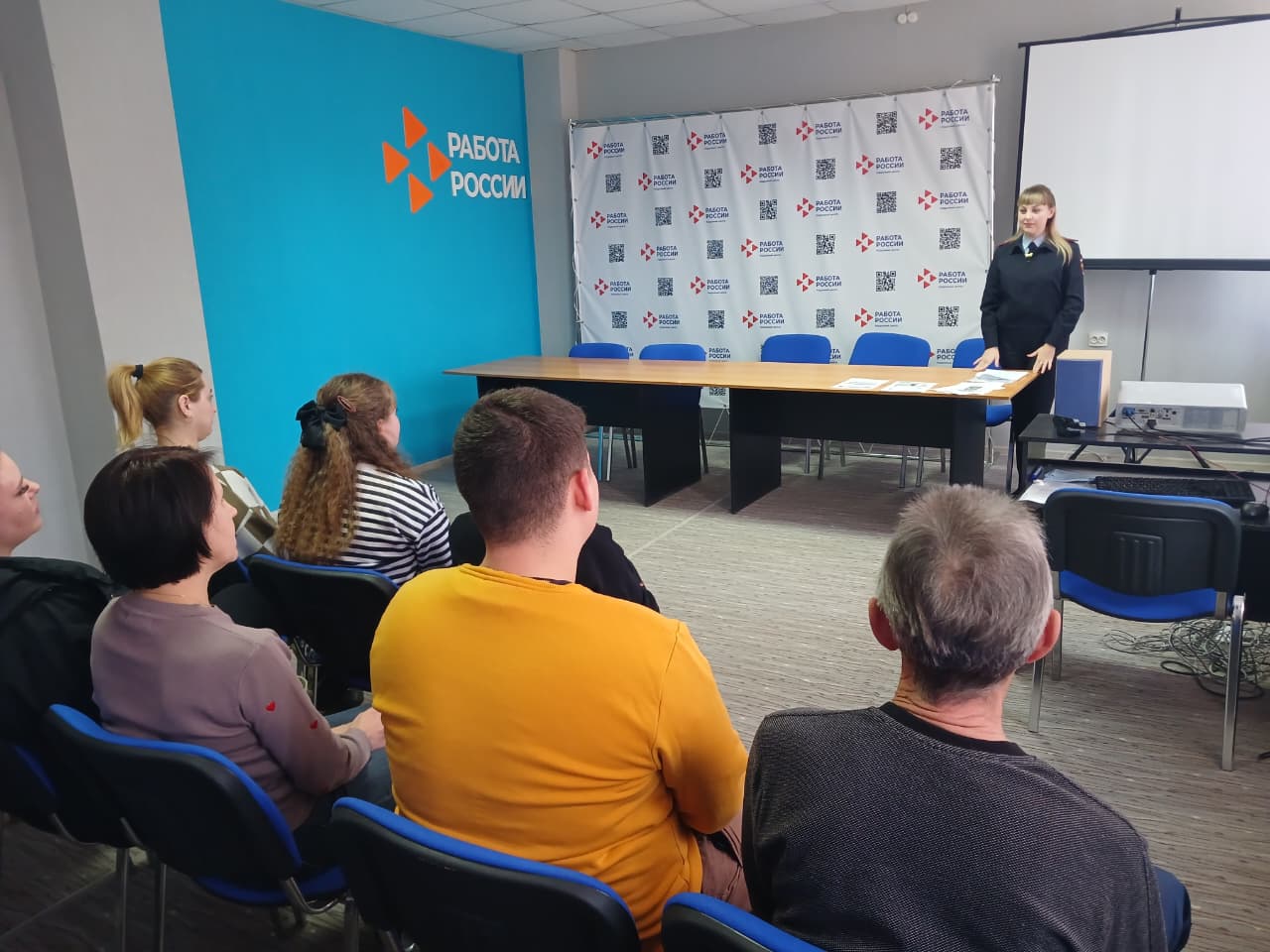 Полицейские Донецка Ростовской области провели профилактическую работу по предупреждению IT-посягательств Полицейские Донецка Ростовской области провели профилактическую работу по предупреждению IT-посягательств