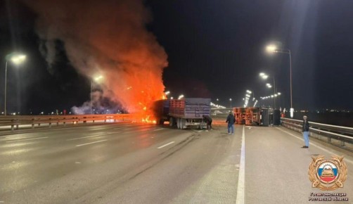 Ночью два грузовика столкнулись на южном подъезде к Ростову-на-Дону - одна из машин загорелась, сообщили в Госавтоинспекции по региону