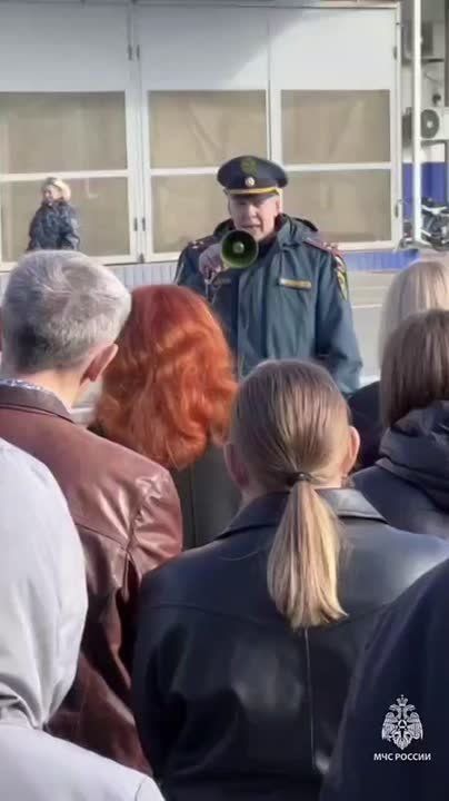 Спокойно - все по плану. Шахтинские огнеборцы провели учения на одном из крупнейших предприятий города. Как потушили условный пожар, эвакуировали персонал и спасли пострадавших, смотри в @mchs_rostov