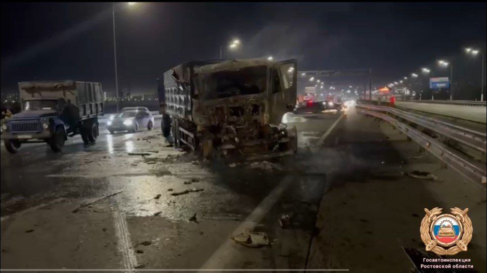 Ночью два грузовика столкнулись на южном подъезде к Ростову-на-Дону - одна из машин загорелась, сообщили в Госавтоинспекции по региону Ночью два грузовика столкнулись на южном подъезде к Ростову-на-Дону - одна из машин загорелась, сообщили в Госавтоинспекции по региону