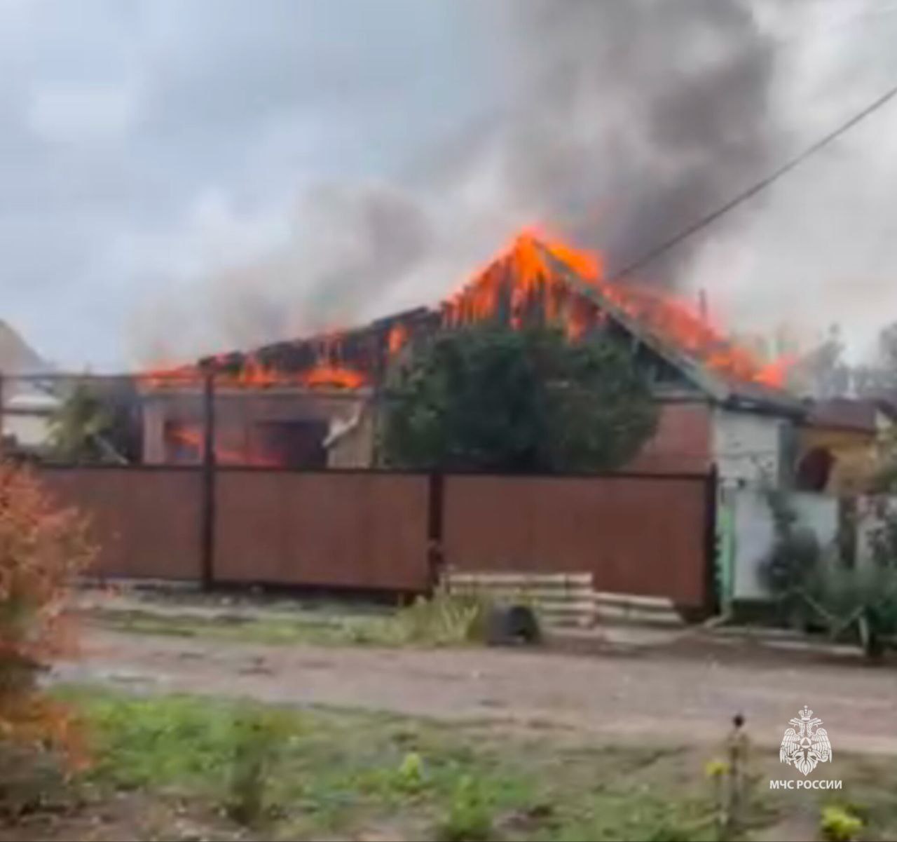Не шути с электричеством . В  Сальске во дворе частного дома на  улице Лесной загорелся навес Не шути с электричеством . В  Сальске во дворе частного дома на  улице Лесной загорелся навес
