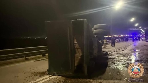 На Ворошиловском мосту в Ростове загорелась фура