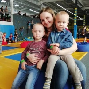 Юлия Шляхта, мать двух сыновей, стала приёмной матерью для девочки Феклы, для которой это уже была четвёртая семья — родная мать и две приёмные семьи от неё отказались