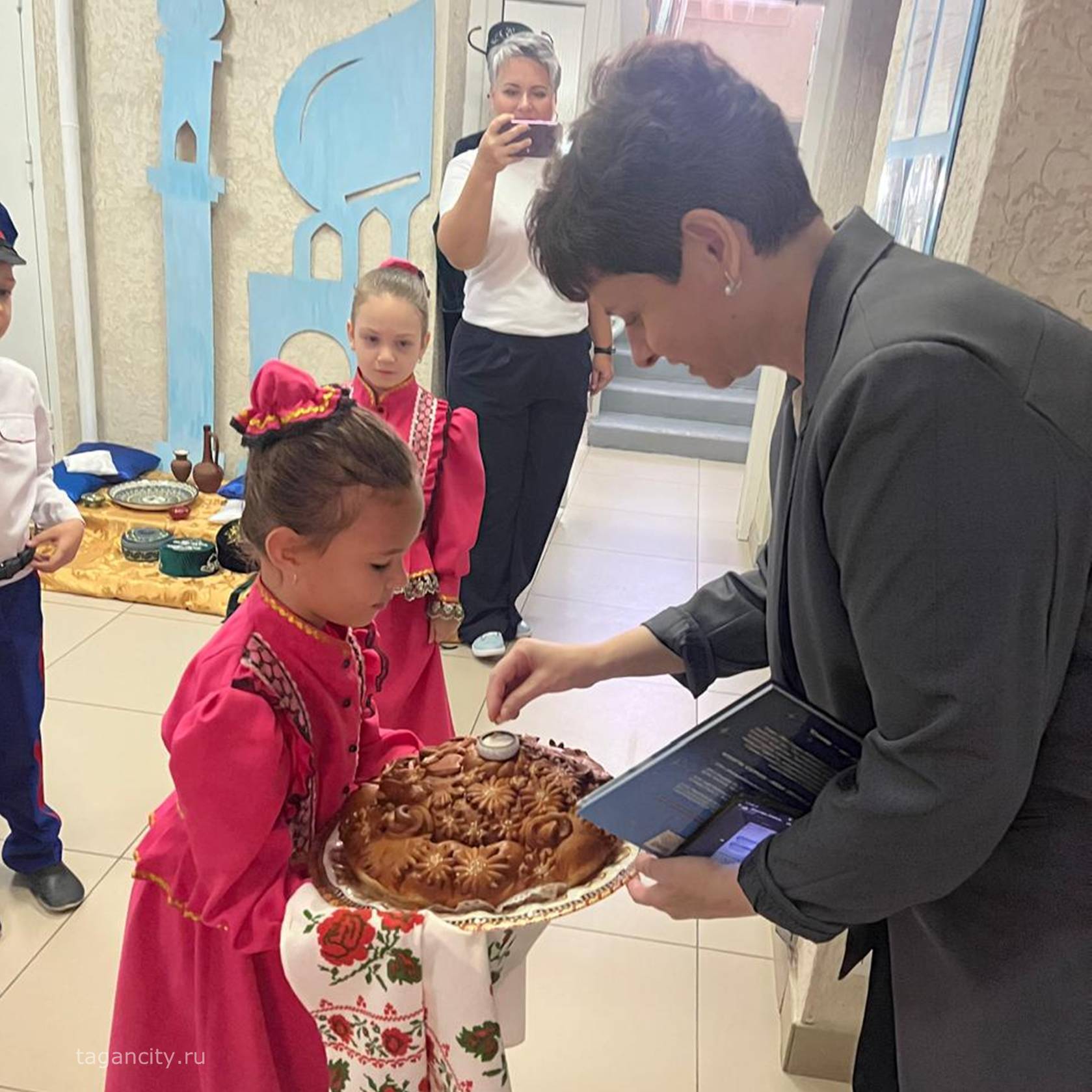 1 ноября в детском саду №1 «Капитошка» прошел яркий праздник «Народов много – Родина одна!», приуроченный ко Дню народного единства 1 ноября в детском саду №1 «Капитошка» прошел яркий праздник «Народов много – Родина одна!», приуроченный ко Дню народного единства