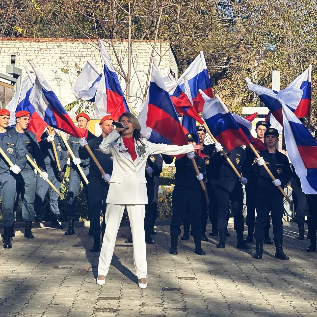 В Александровском саду у подножия Кургана славы в преддверии Дня народного единства прошёл митинг-концерт В Александровском саду у подножия Кургана славы в преддверии Дня народного единства прошёл митинг-концерт