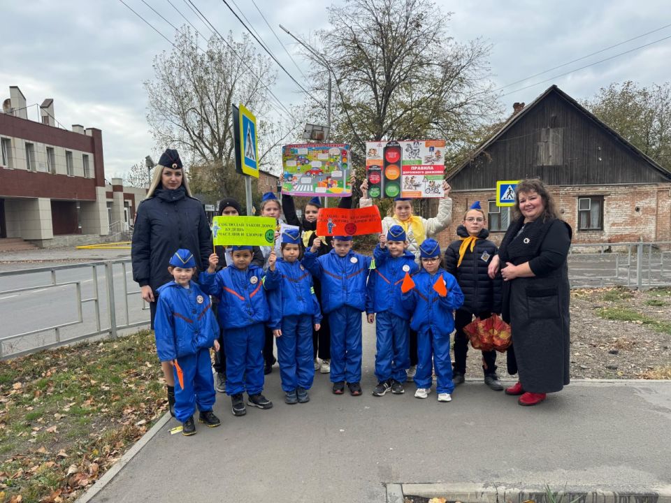 В городе Шахты прошла профилактическая акция «Осень прекрасна, когда безопасна»
