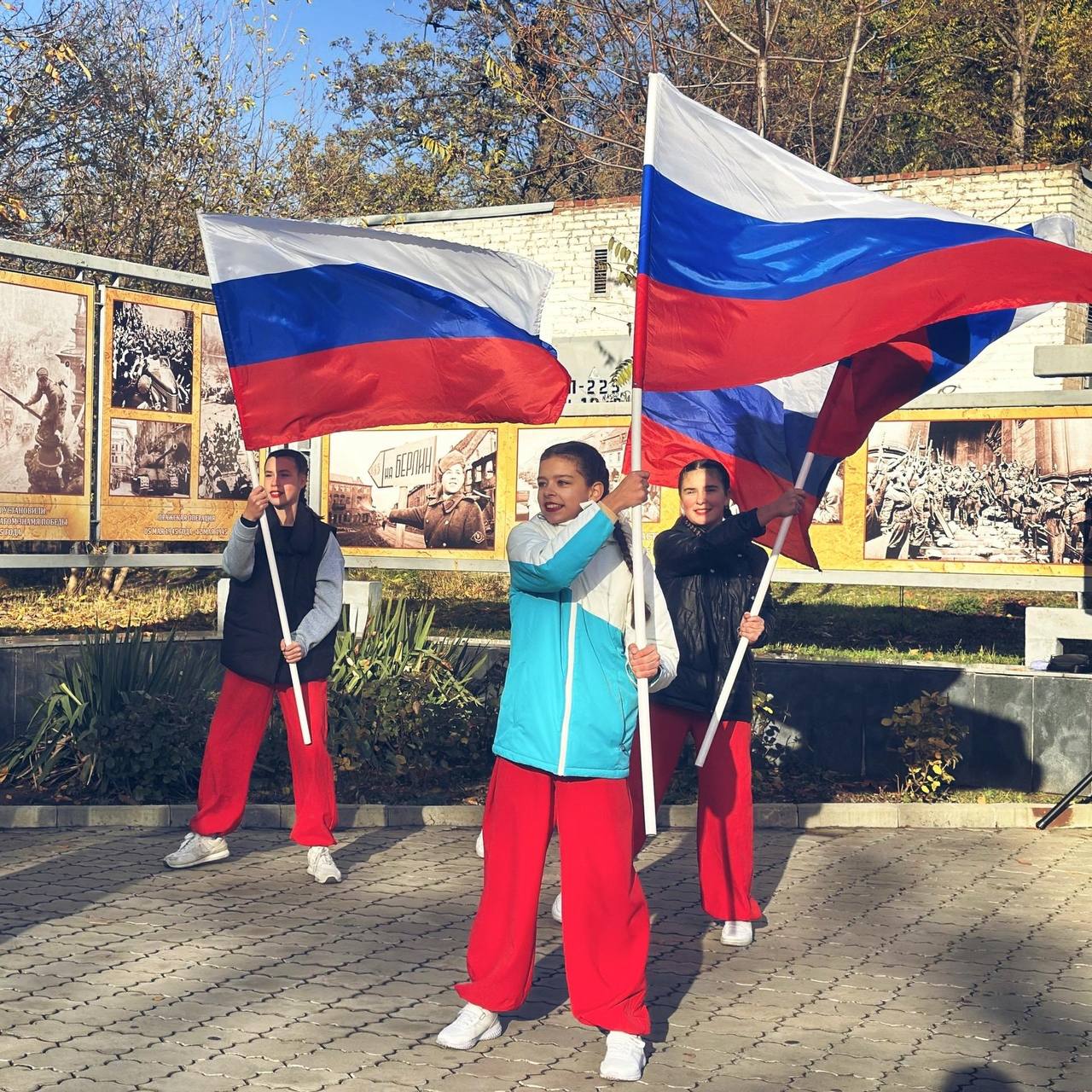 В Александровском саду у подножия Кургана славы в преддверии Дня народного единства прошёл митинг-концерт В Александровском саду у подножия Кургана славы в преддверии Дня народного единства прошёл митинг-концерт