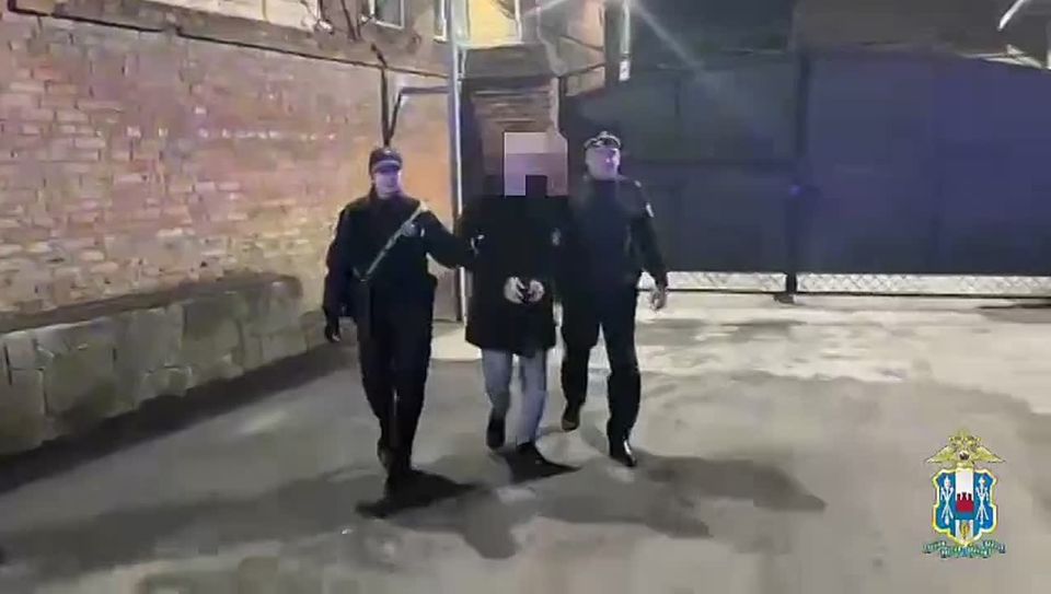 В Красном Сулине 34-летний мужчина устроил странный ритуал с жуткой атрибутикой у дома своей бывшей сожительницы, чтобы привлечь её внимание