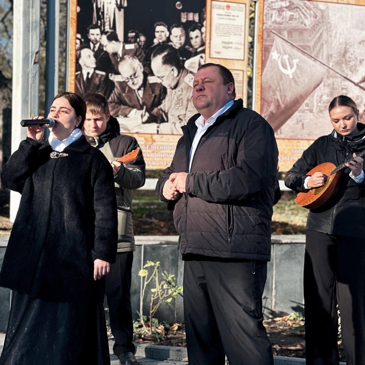 В Александровском саду у подножия Кургана славы в преддверии Дня народного единства прошёл митинг-концерт В Александровском саду у подножия Кургана славы в преддверии Дня народного единства прошёл митинг-концерт
