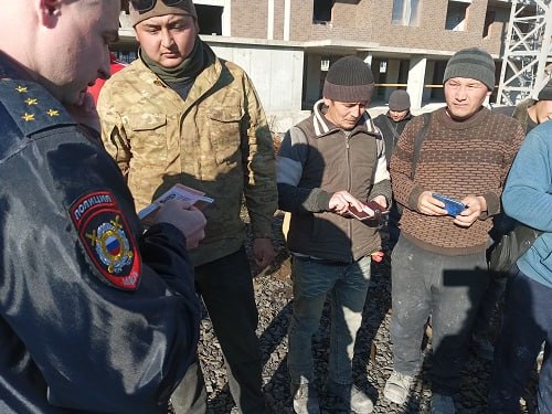 Нелегал – 2025: Новочеркасские полицейские провели проверочные мероприятия на территории города Нелегал – 2025: Новочеркасские полицейские провели проверочные мероприятия на территории города